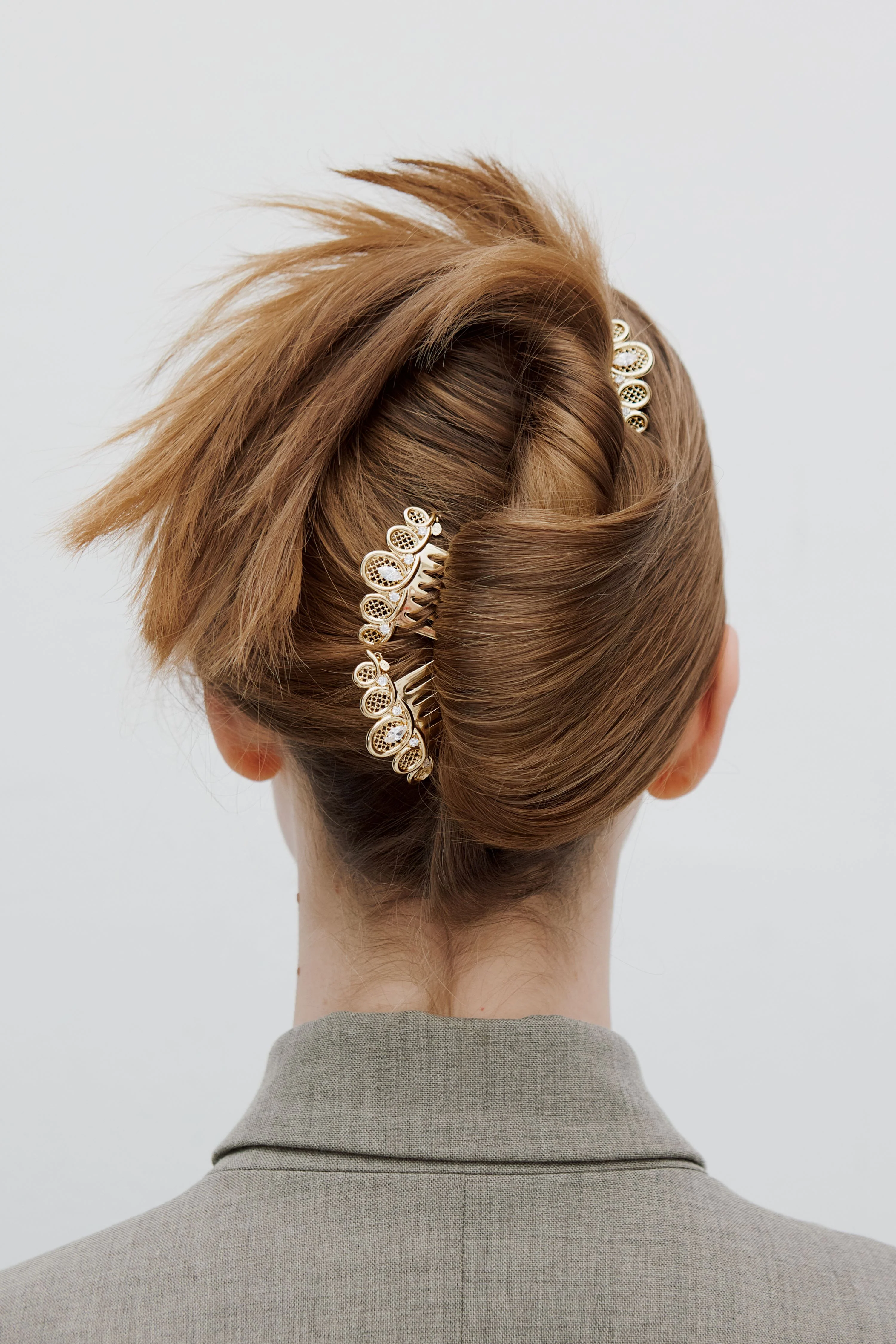Golden Filigree Tiara Hair Comb with Crystals - Image 3
