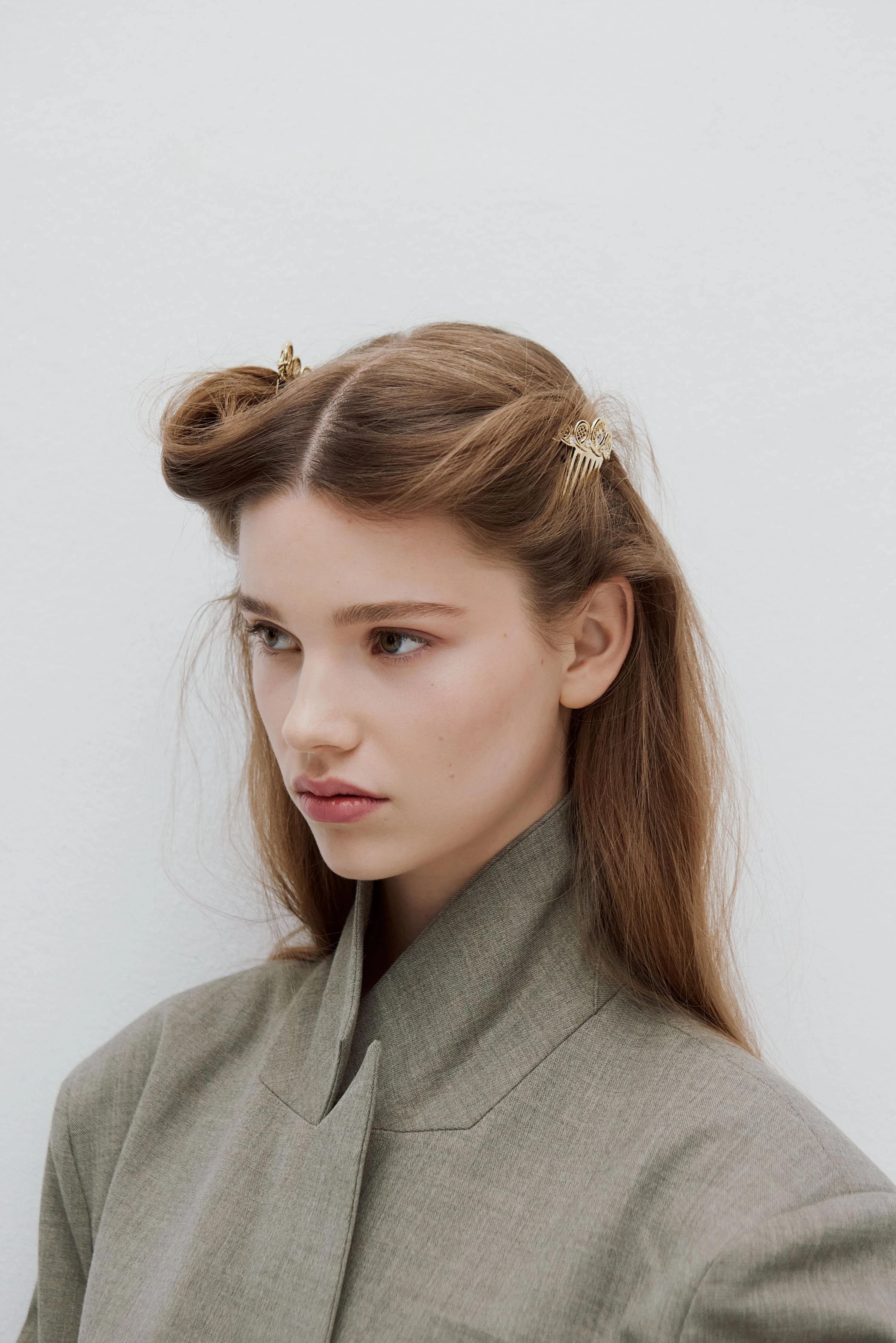 Golden Filigree Tiara Hair Comb with Crystals - Image 4