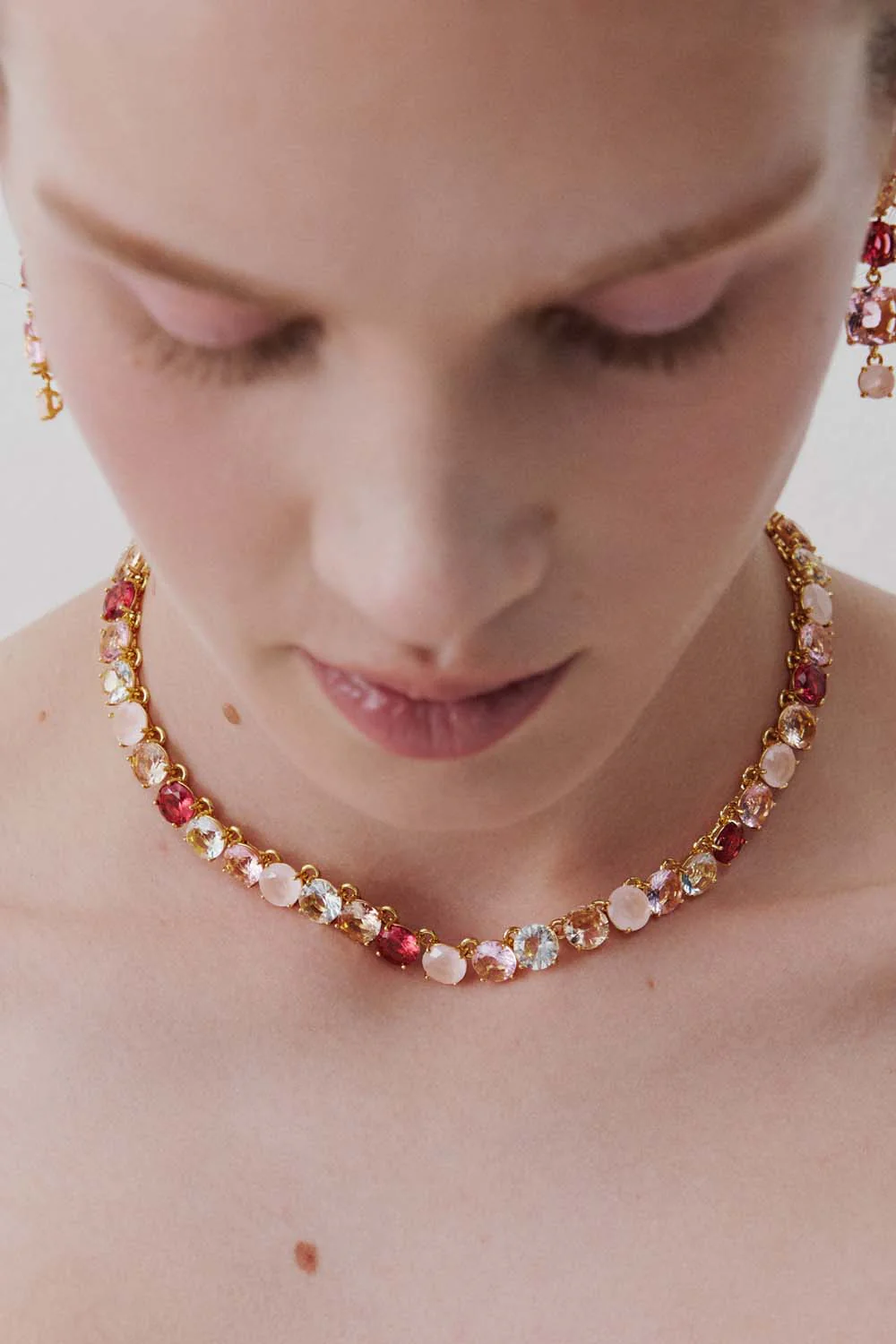 Gradient Pink Diamantine Choker Necklace with Round Stones - Image 4