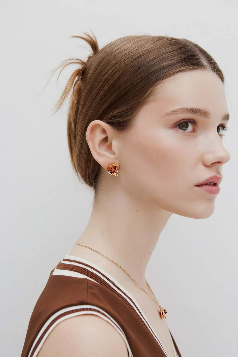 Les Néréides Loves Animals - Dachshund Sleeper Earrings with Eiffel Tower and Garnet Red Round Stone - Image 3