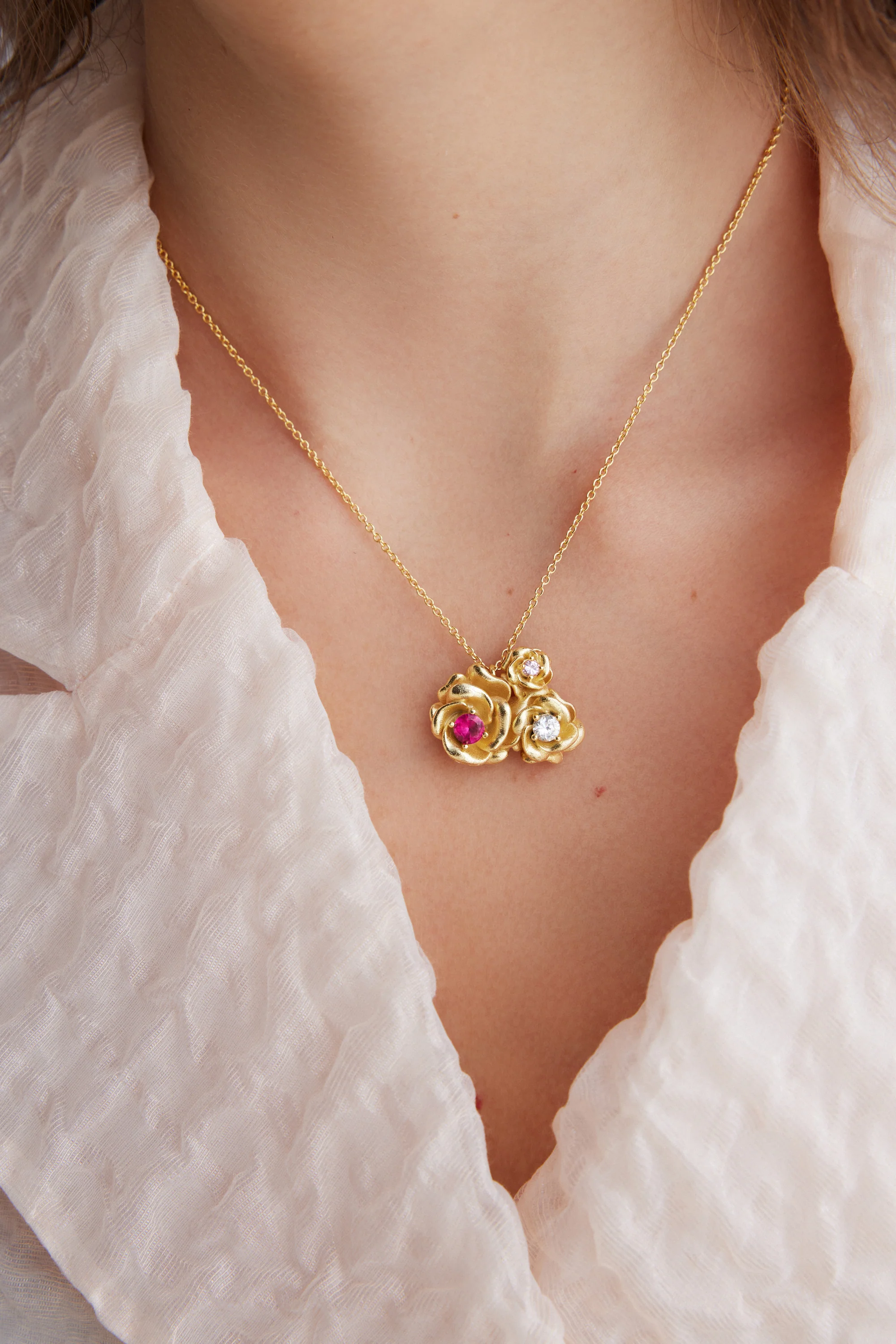 Pendant Necklace with Gold Mona Lisa Roses and Round Stones - Image 4