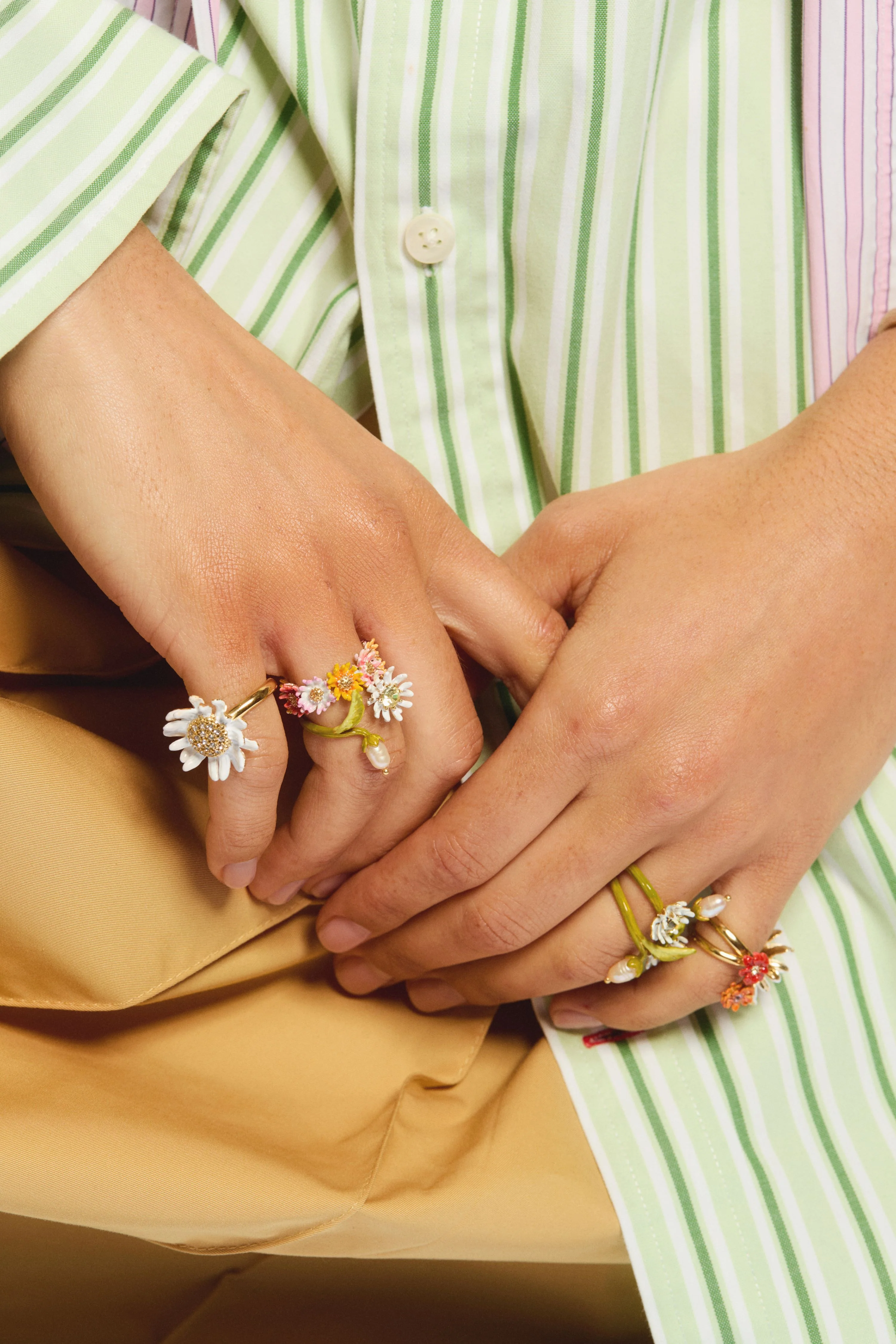 White and Gold Daisy Ring with a Pavé Heart - Image 3