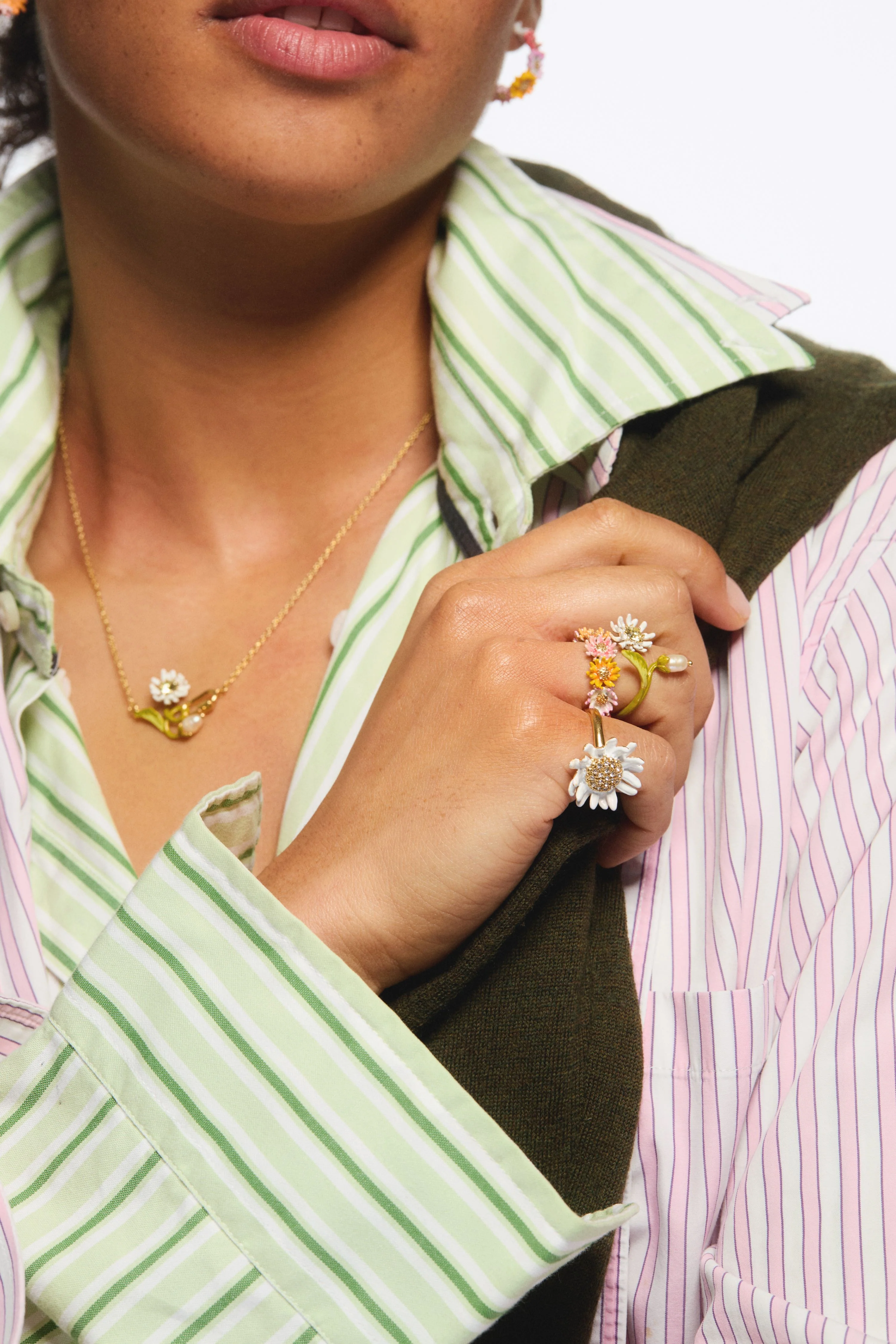 White and Gold Daisy Ring with a Pavé Heart - Image 6