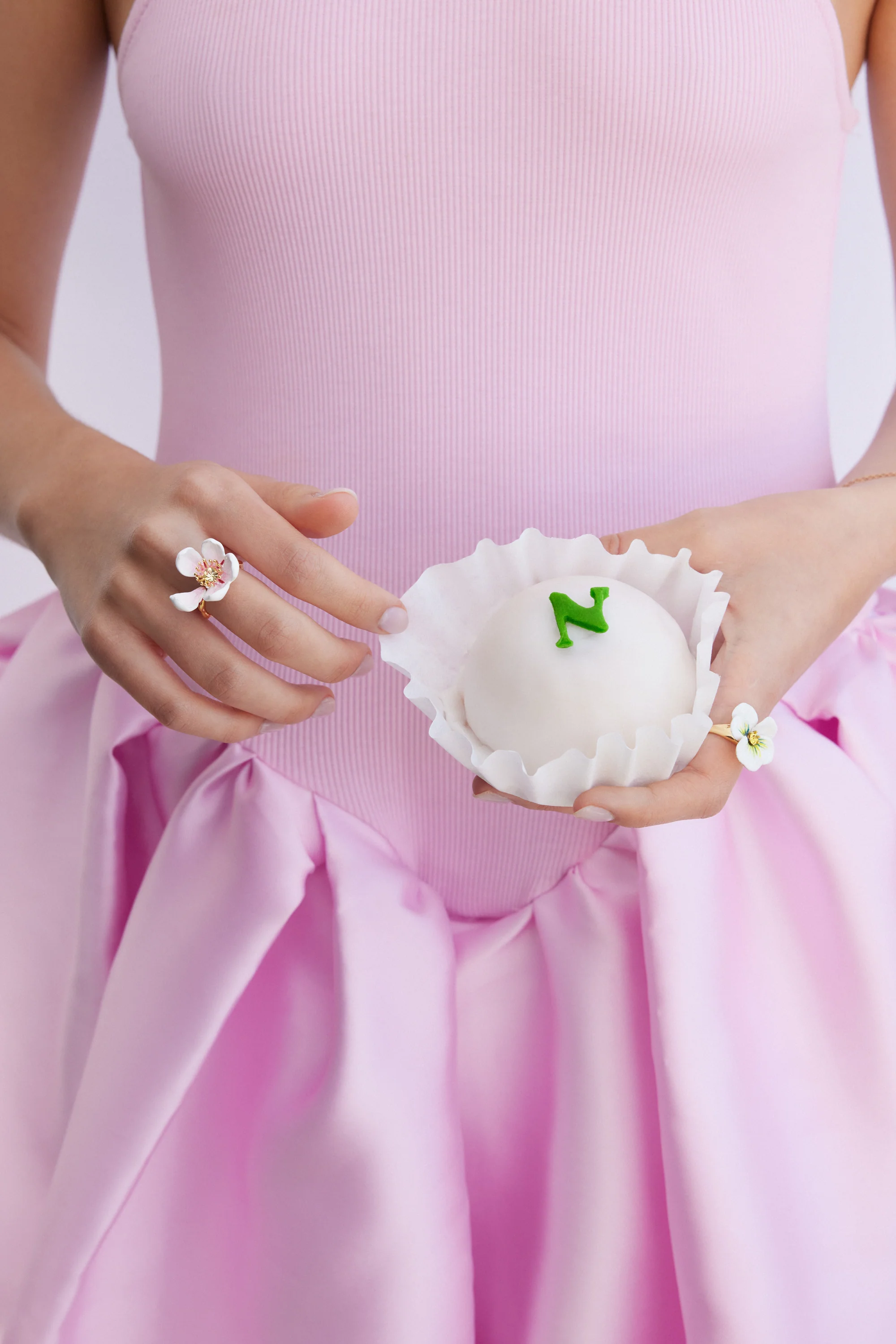 White Pansy and Cut Crystal Cocktail Ring - Image 5